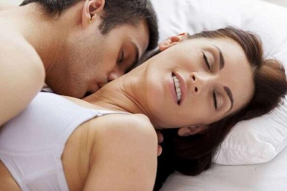 Intimnost i pražnjenje od člana muškarca sa seksualnim uzbuđenjem